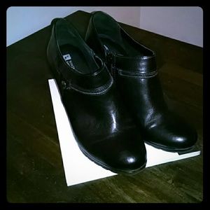 White Mountain size 9 booties.